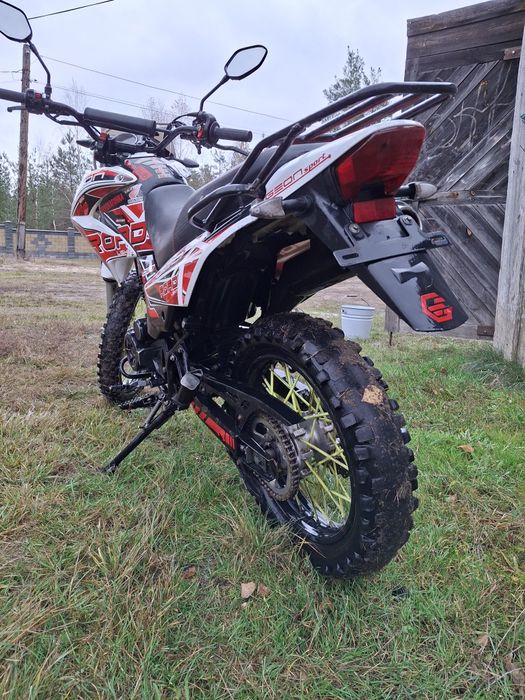 Стоїть нова резина на фото стара