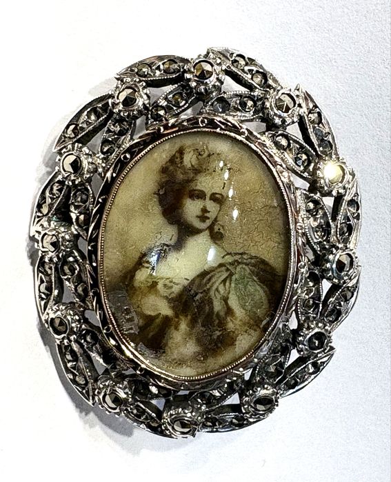 Beautiful antique pendant/brooch in silver and gold with magnifying glass painting