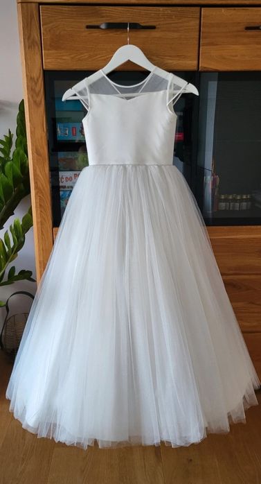Przepiękna sukienka komunijna.