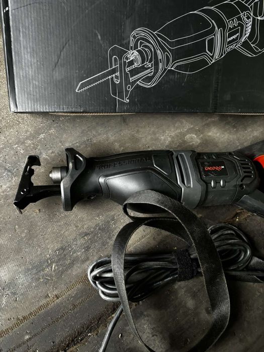 Пила сабельная электро . Новая .