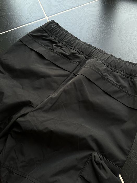 Нові карго штани Calvin Klein Jeans з мембраною, яка відштовхує воду.