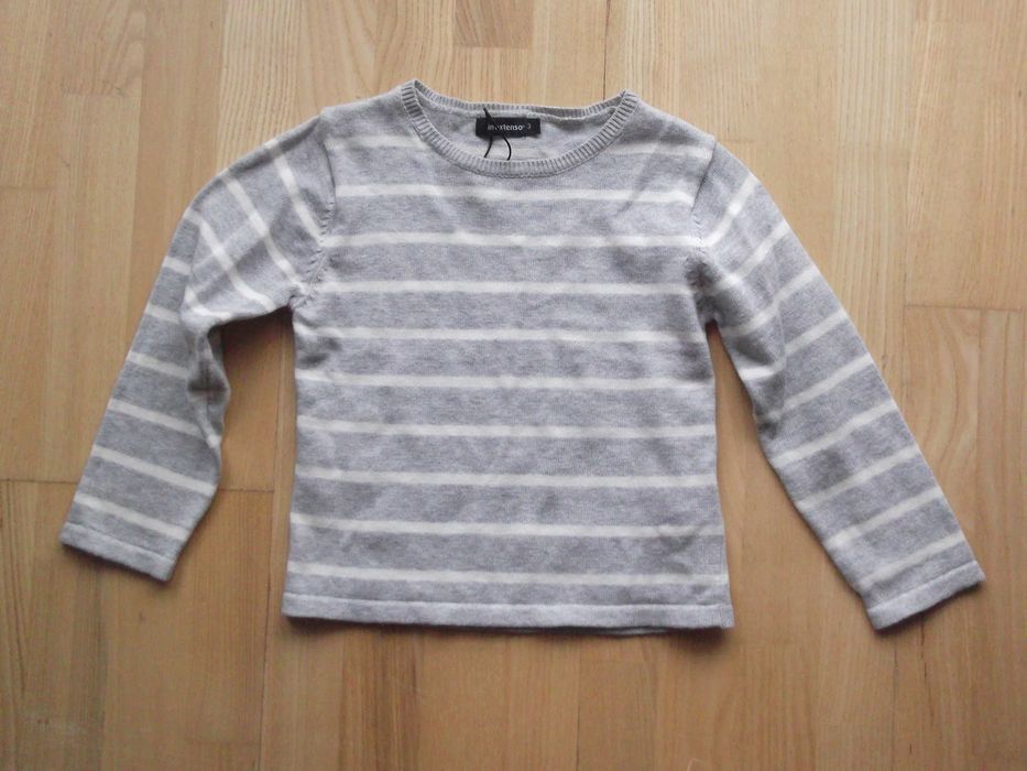 sweterek dziecięcy, w paski szaro-białe, in extenso