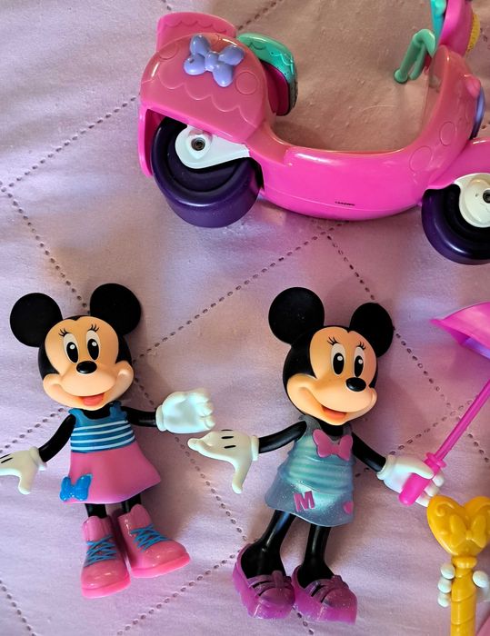 Minnie e Margarida com acessórios