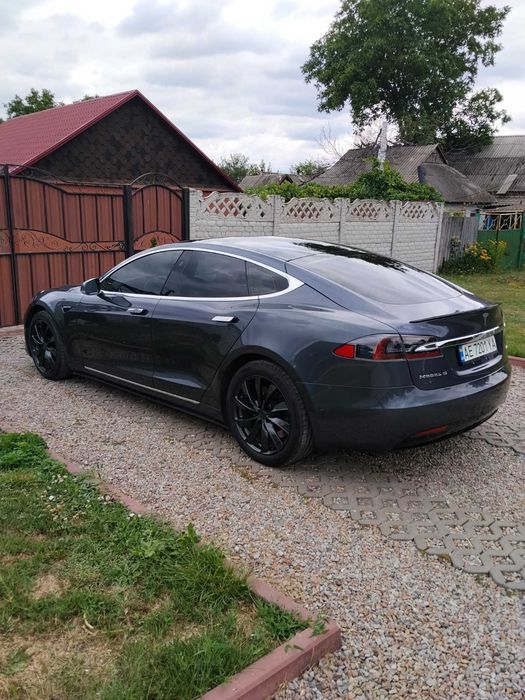 Тесла модел s 18 год . 100D