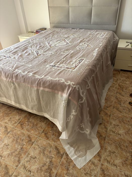 Colcha de casal antiga ordandy e linho com bordado à mão da madeira 264x270