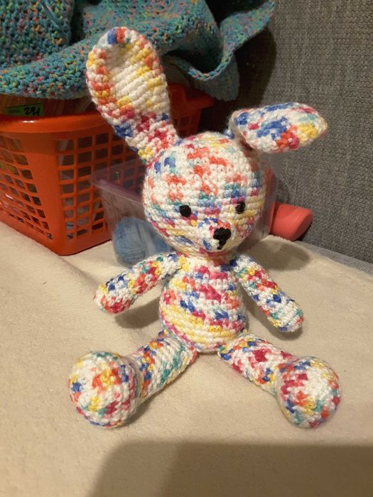 Kolorowy króliczek robiony na szydełku - amigurumi