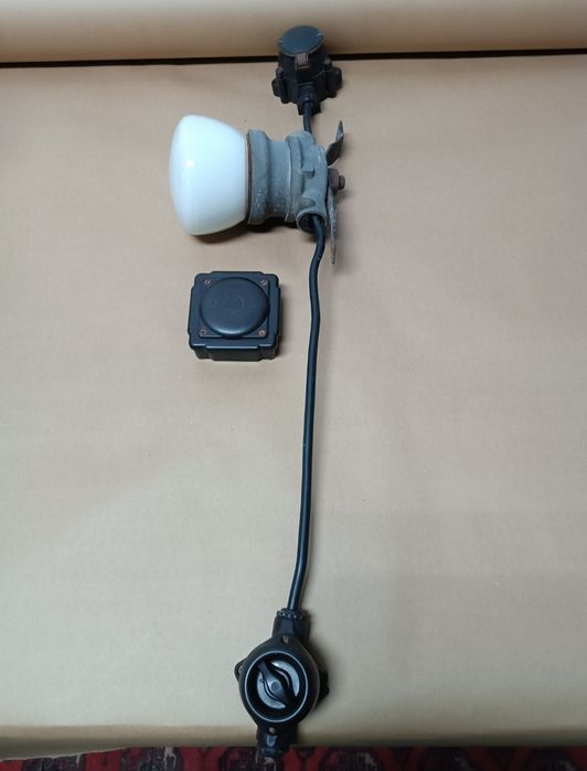 Stara lampa przemysłowa warsztatowa