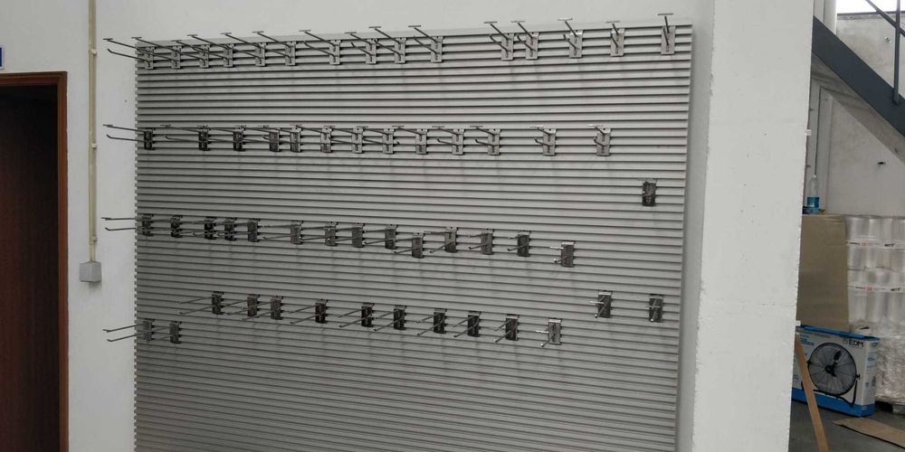 Perfil de Alumínio Multi-Sistema para Exposição de Loja | 2 m | Oferta de Bloqueadores Antirroubo
