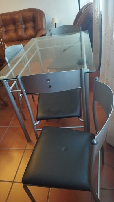 Mesa de vidro com 4 cadeiras