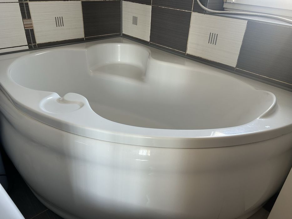 Кутова ванна в чудовому стані, без сколів та подряпин. 103*150