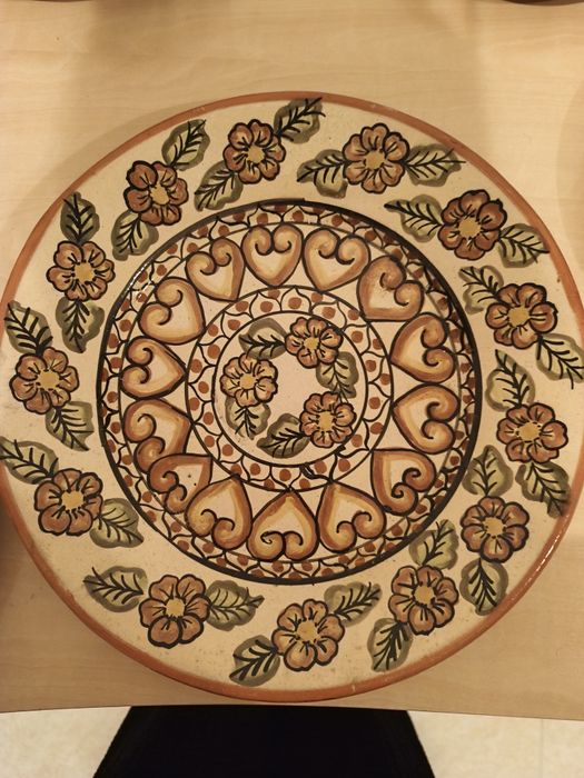 Pratos de barro pintados a mão