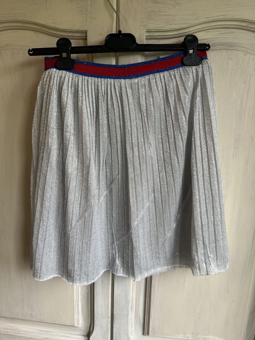 Plisowana błyszcząca spodniczka. Zara. 164