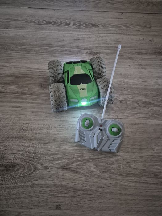 zdalnie sterowany samochód kaskaderski typu RC Stunt Racer 360 z pilotem