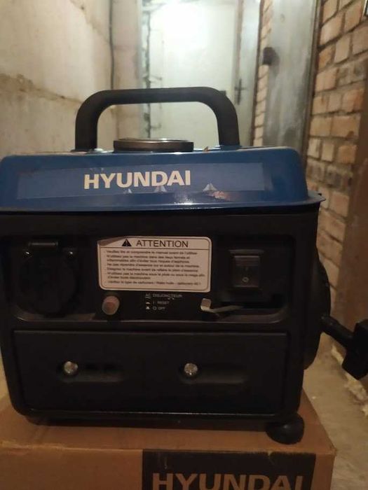 Продам! Портативный бензиновый генератор Hyundai HG800-A (720 Вт)