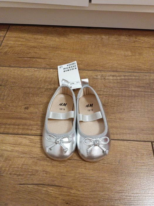 Srebrne balerinki na gumce H&M 18/19