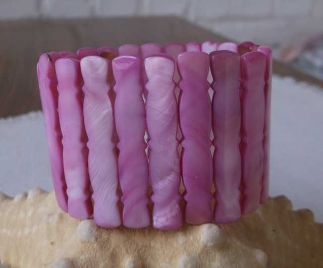 Браслеты с натуральным камнем и перламутром.