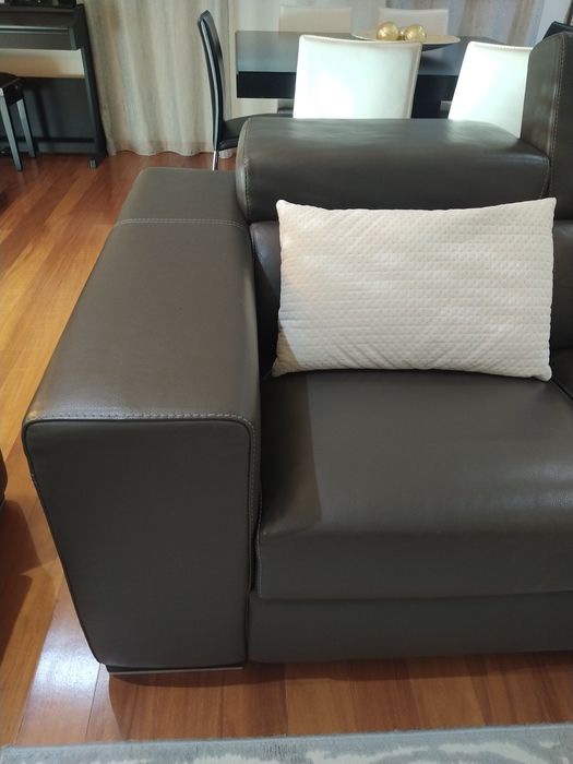 2  Sofás em pele genuína + mobília de sala