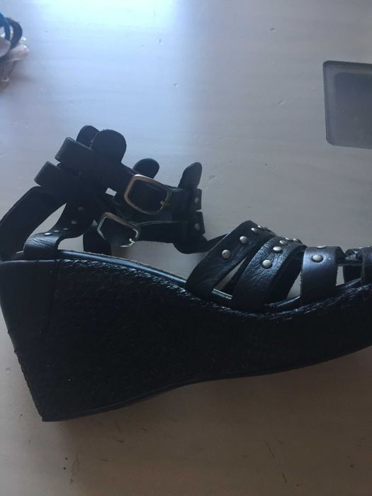 Sandálias n.º 37/38-Salto alto em cunha - NOVO