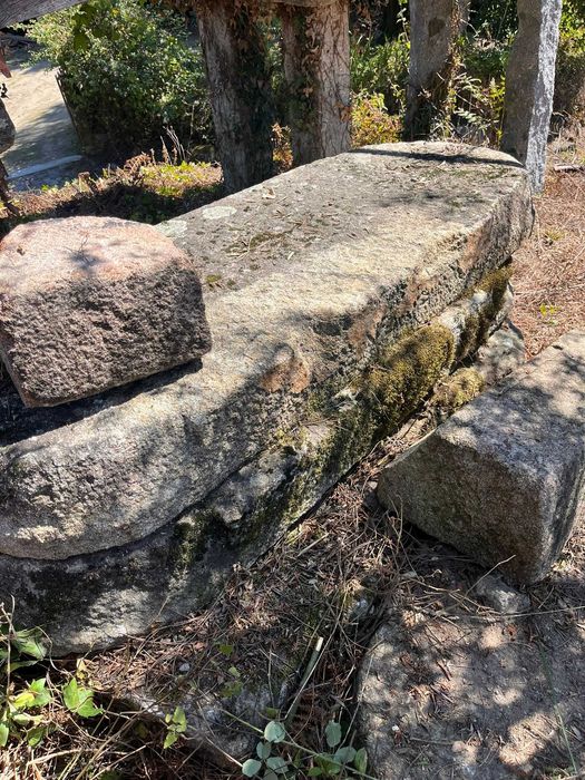 Espigueiro e Pedra Antiga