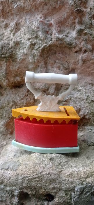 Żelazko plastikowe. Zabawka z czasów PRL Kolekcja zabawek.