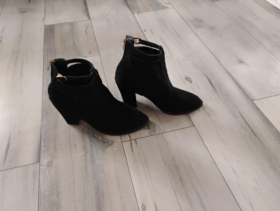 Buty czarne na obcasie 37