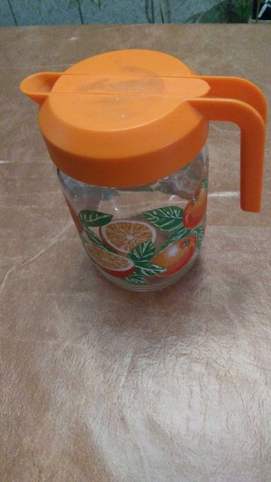 Глечик скляний для холодних напоїв Bormioli Rocco с дозатором.