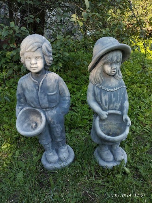 Figurki ogrodowe chłopiec i dziewczynka z donicą dom ogród działka