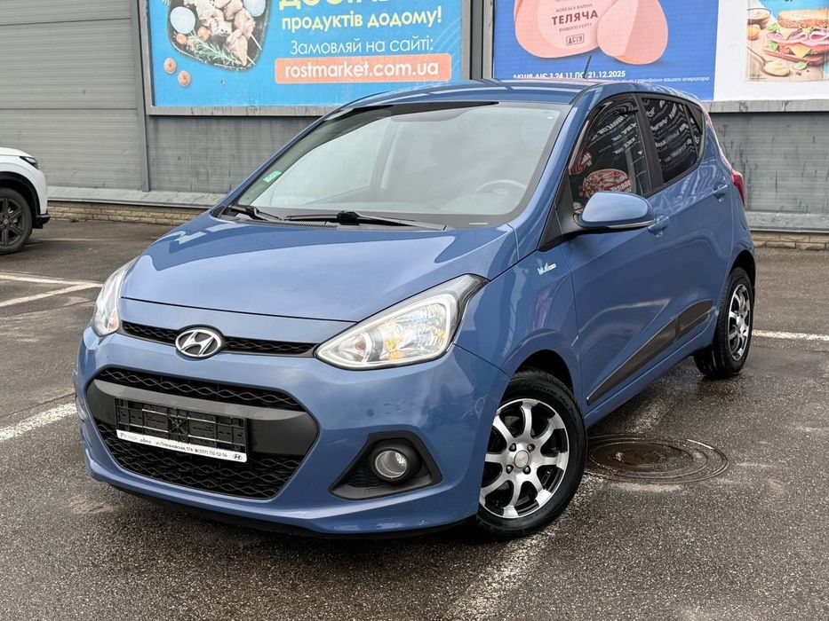 Продам Hyundai I10, куплений у офіційного дилера в м.Харків 20.01.2015р. Машина в ідеальному стані, купували у друзів. Ми другі власники. Автомобіль обслужений до найдрібніших подробиць, нічого робити не потрібно протягом 10-20 тис км. Два місяці тому було зроблено велике ТО із заміною всіх рідин, масел і фільтрів. Авто мʼяке, комфортне, економічне (витрата 6-6.8л в міському режимі).
Два комплекти коліс (зима/літо). Хто купить, той не пошкодує!