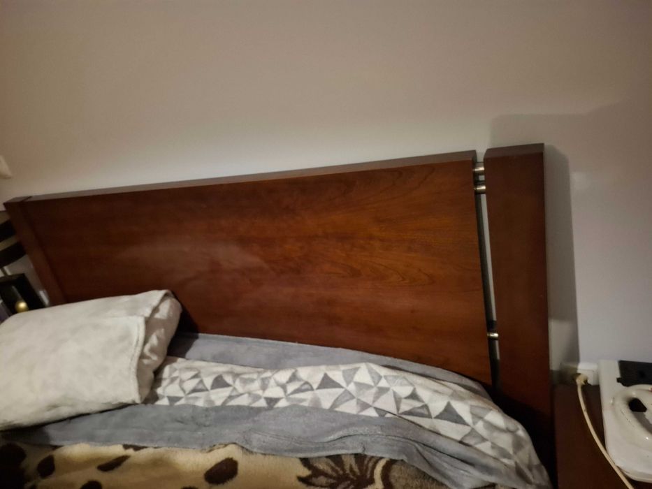Cama casal 171 X 216, madeira forte com arrumação, colchão 150 X 200