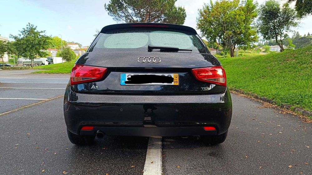 A1 sportback, carro em bom estado de conservação, conduzido por não fumador, conduzido maioritariamente em auto-estrada.