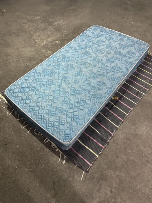 2 camas solteiro + 1 colchão