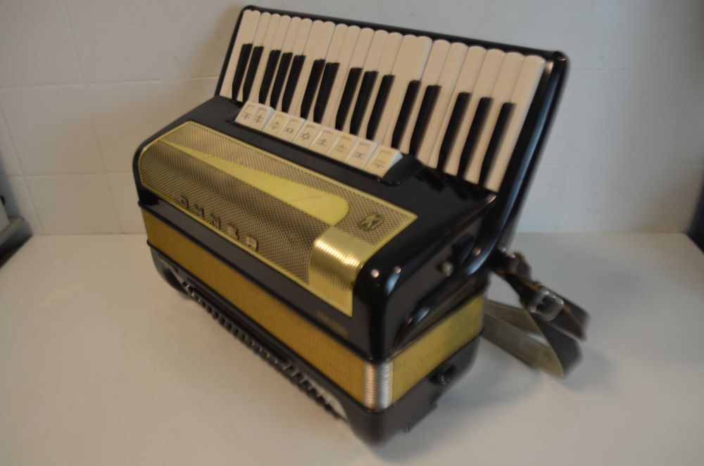 Acordeao Hohner Lucia III 3 Voz 96 Baixos, N. 4