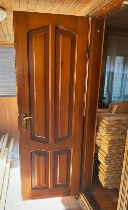 Продаж  деревʼяних дверей ( сосна)в хорошому стані
