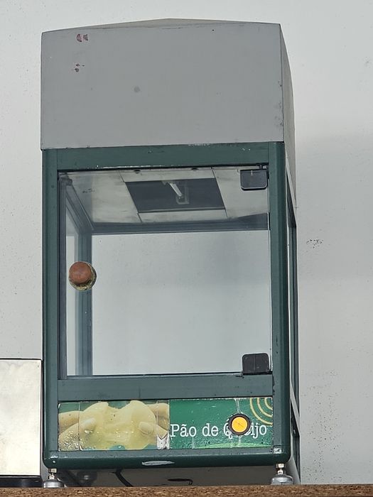 Vitrine aquecida de pão de queijo