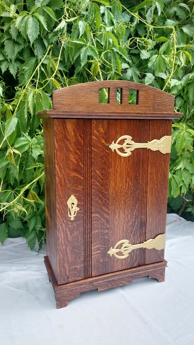 Stara wisząca  drewniana szafka secesyjna szafka apteczna