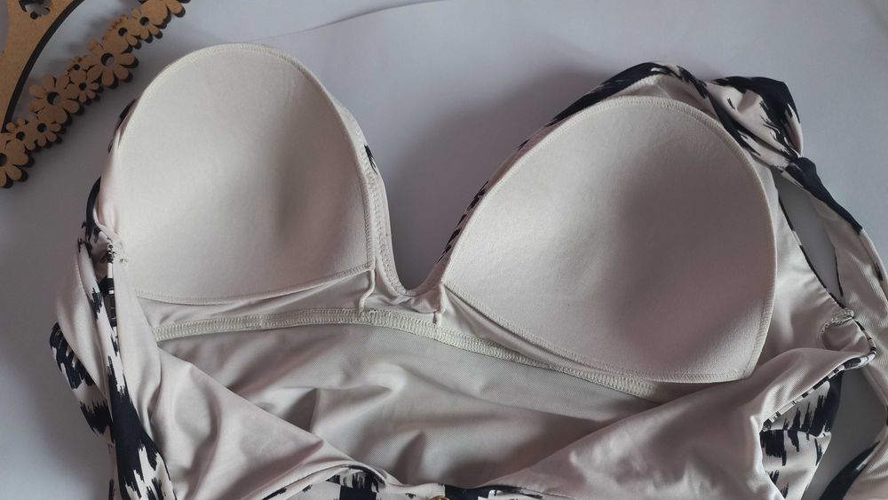 Суцільний купальник чорно білий 50 52 розмір