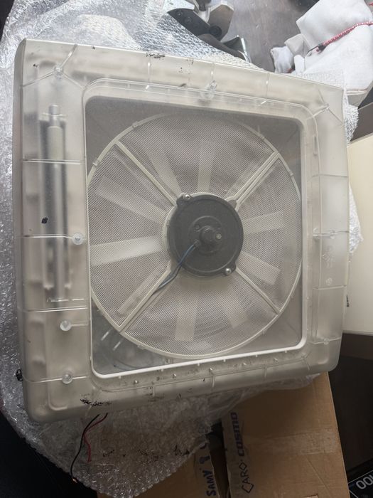 Okno dachowe Thule Vent 12V 40x40cm do kampera,przyczepy