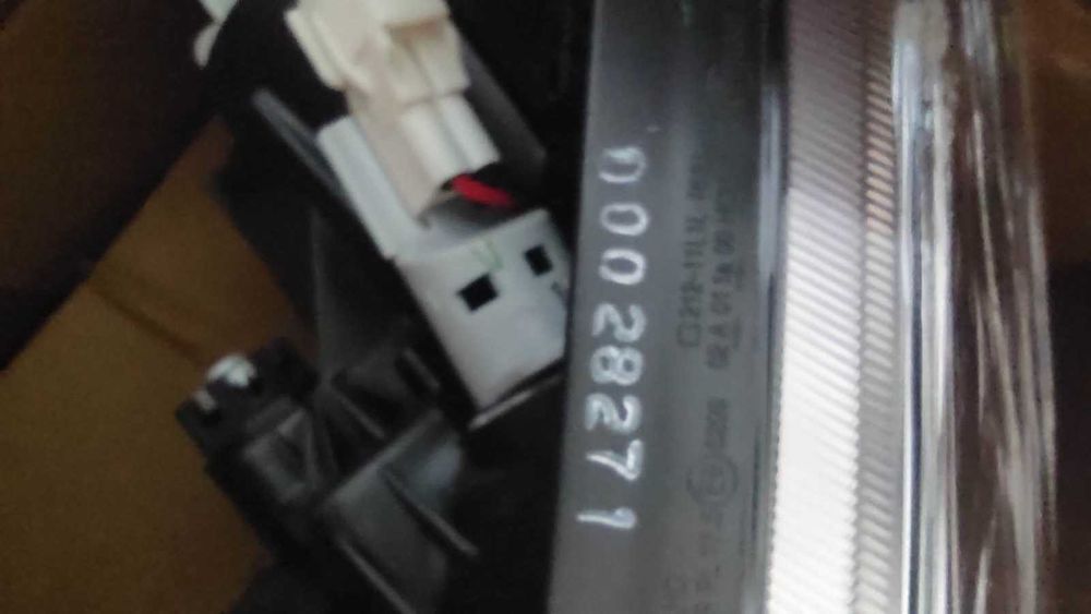 Farol ótica Toyota Avensis T25 NOVO