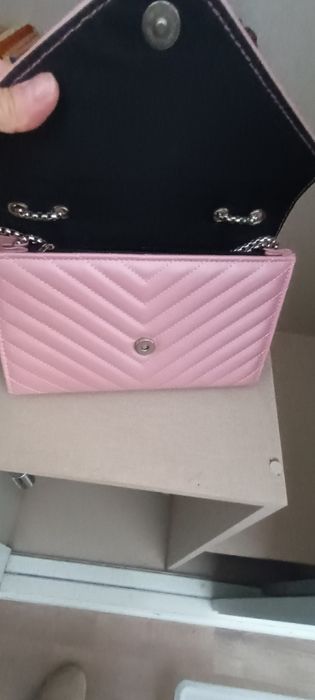 Bolsa rosa com corrente