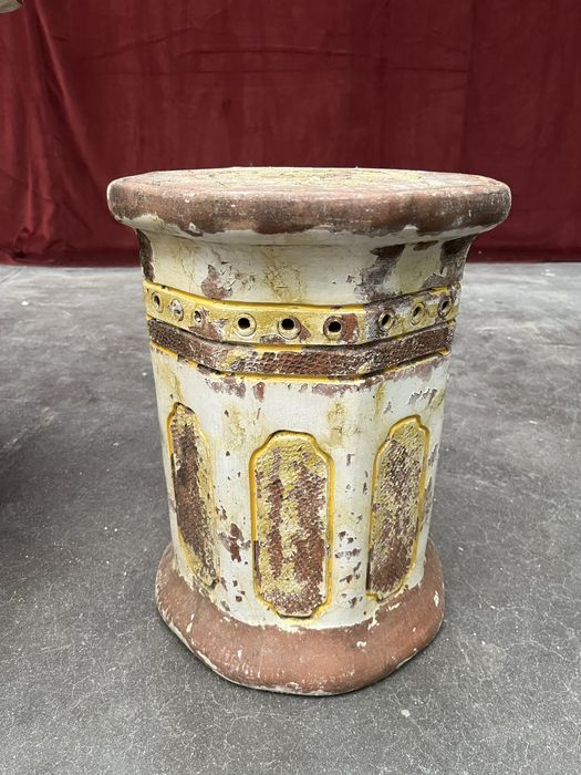Bastante invulgar conjunto de mesa e bancos orientais em terracota