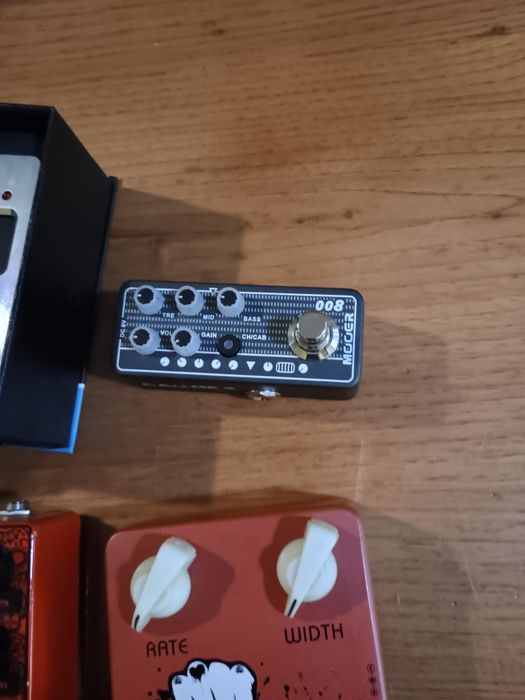 Varios pedais de guitarra.