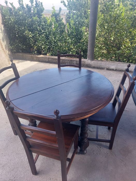 Mesa de madeira com cadeiras