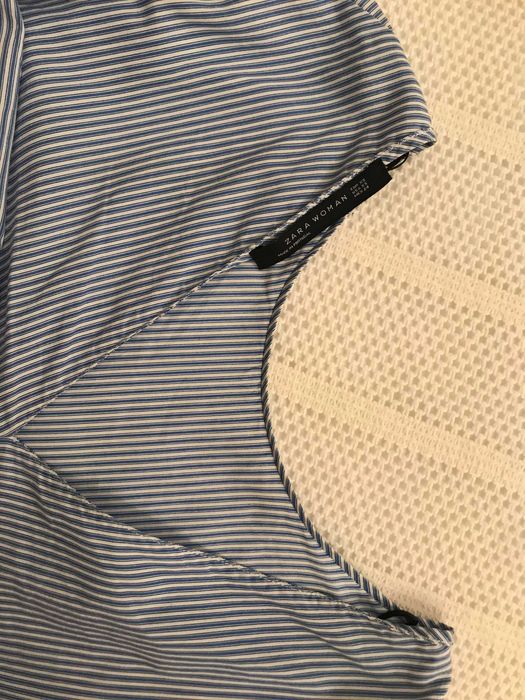 Blusa Zara, riscas, com folhos ombros e decote em V nas costas