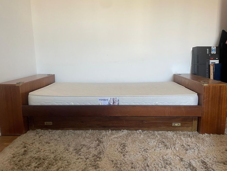 Cama individual em madeira com arrumação + Colchão
