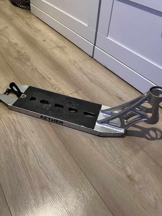 Podest Striker Aether