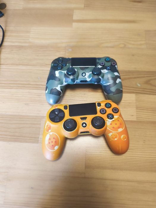 Playstation 4 com os controles e um despostivo de botões extras