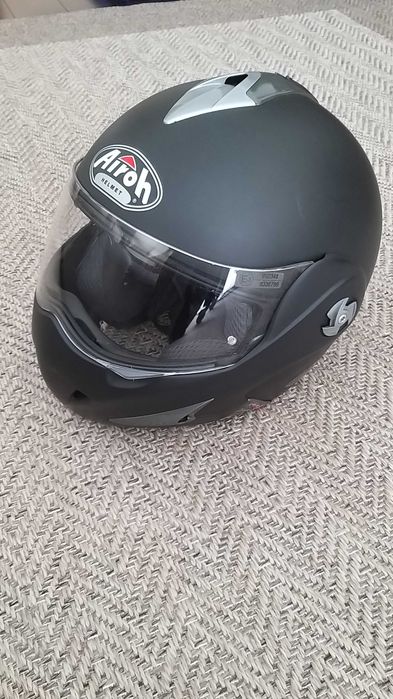 Capacete Airoh preto e cinza