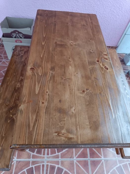 Стіл з лавками..