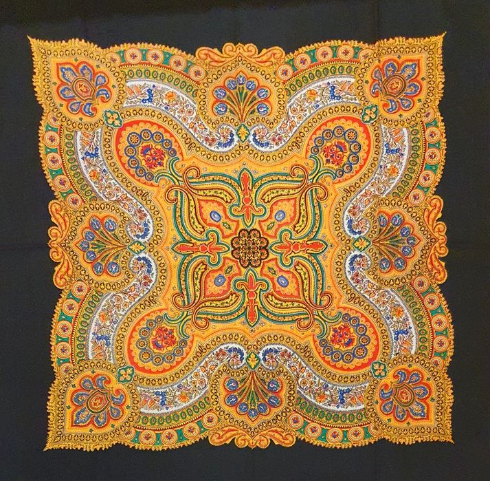 Folklorystyczna chusta w unikatowe wzory