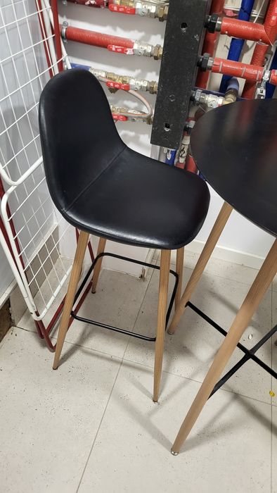 Krzesła barowe ze stolikiem